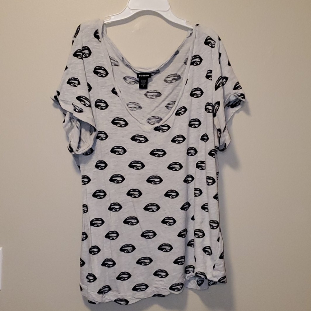 Torrid Deep V-Neck Tee w/ Lips Print 3x
